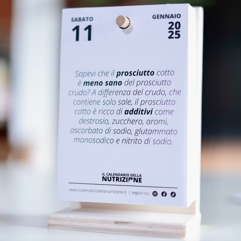 Il Calendario della Nutrizione 2025 - Formato A6 - 10x14cm - Calendario + Supporto Legno