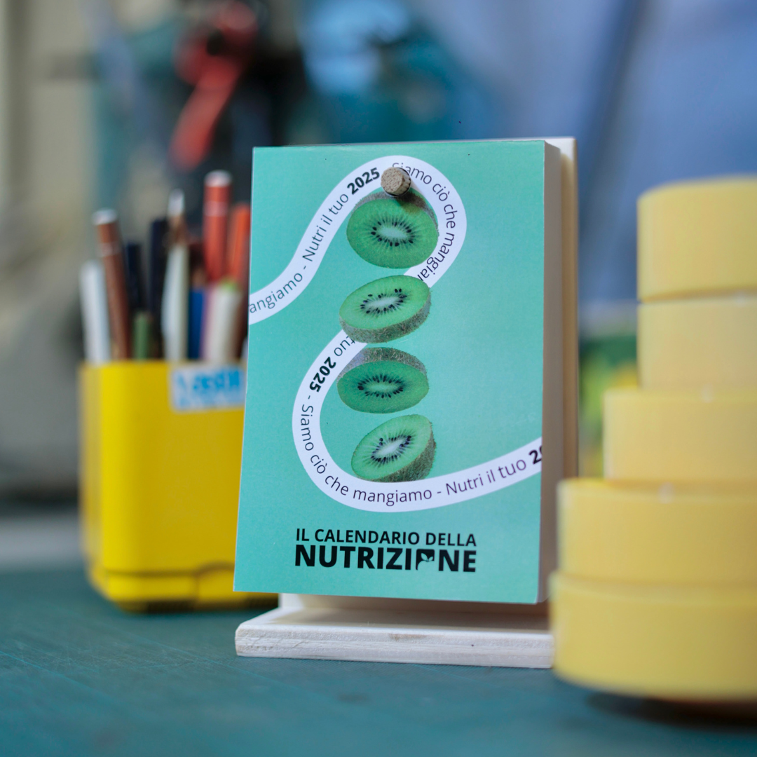 Il Calendario della Nutrizione 2025 - Formato A6 - 10x14cm - Calendario + Supporto Legno